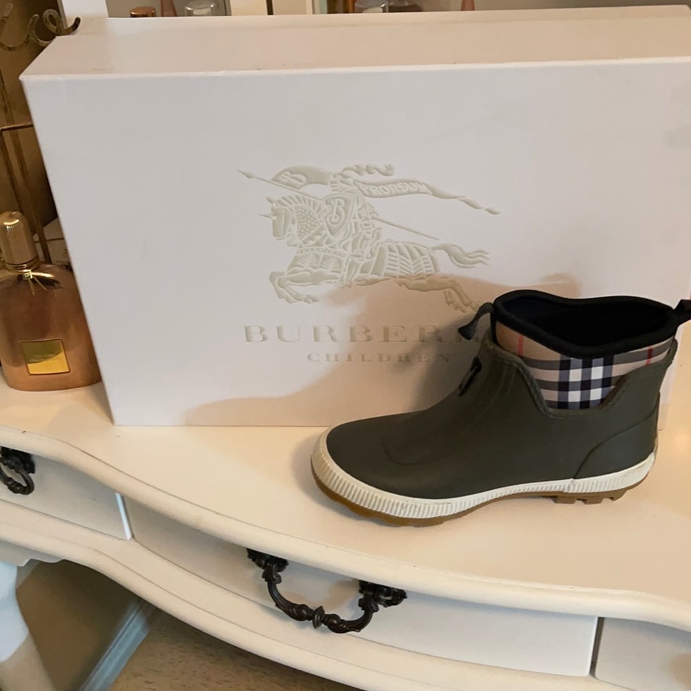 Burberry boys boots